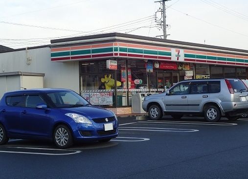 近くのコンビニまで290m（徒歩4分）