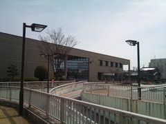 近くの図書館まで1,200m（徒歩15分）