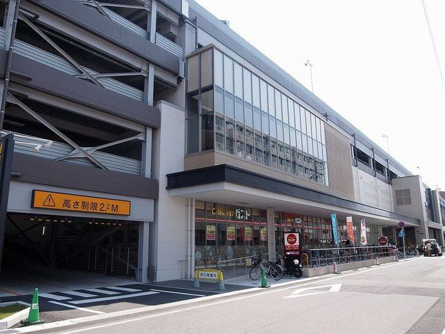 近くのスーパーまで700m（徒歩9分）