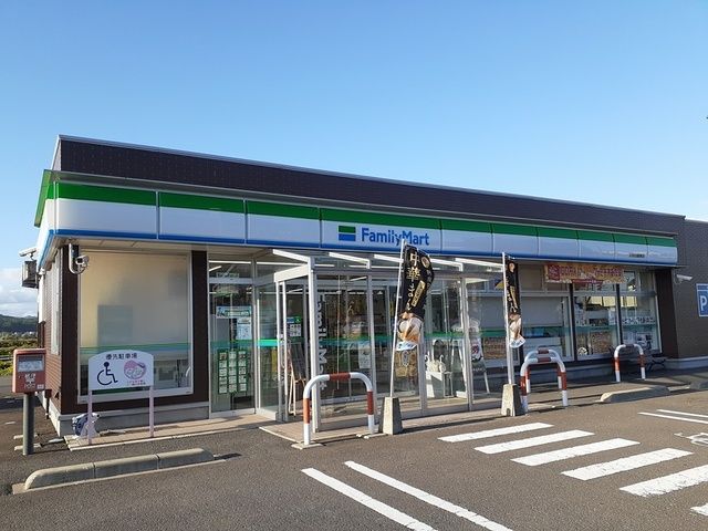 近くのファミリーマート北秋田鷹巣店まで447m（徒歩6分）