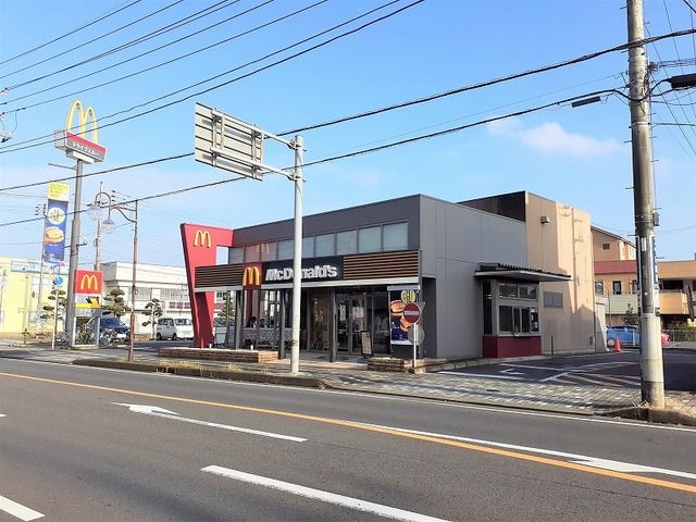 近くのマクドナルド１２６八日市場店まで1,400m（徒歩18分）