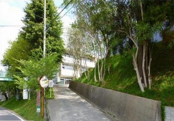 近くの成東小学校まで663m（徒歩9分）