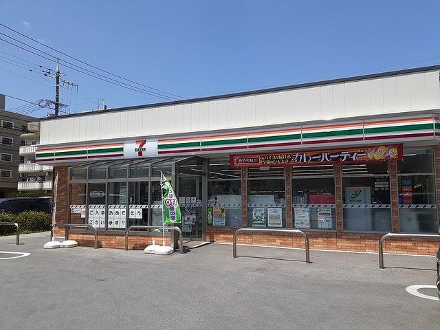 近くのセブン-イレブン新都心銘苅店まで400m（徒歩5分）