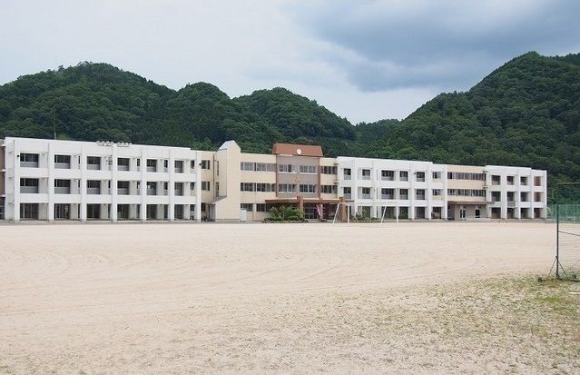 近くの吉田中学校まで1,900m（徒歩24分）