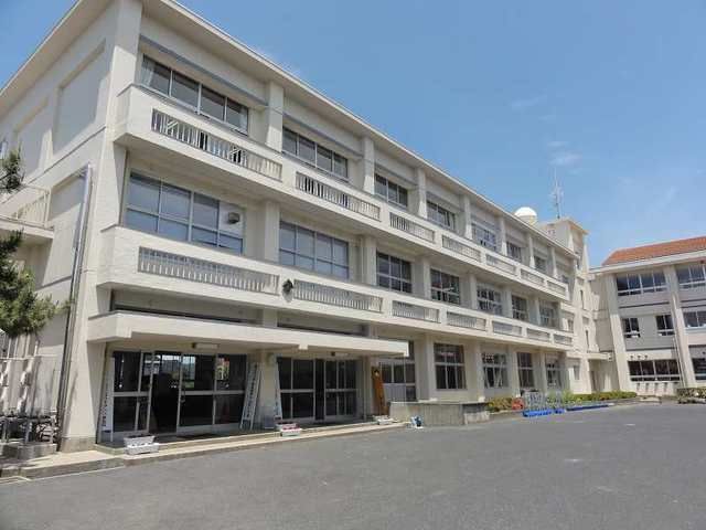 近くの小学校まで280m（徒歩4分）