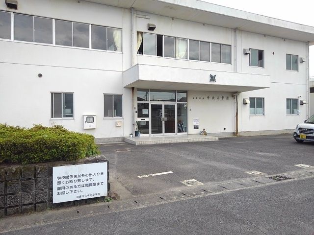 近くの羽島市立中央小学校まで1,300m(徒歩17分)