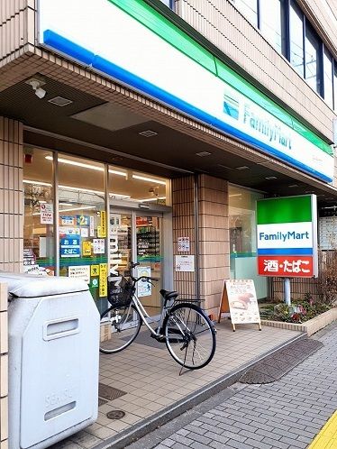 近くのファミリーマート西ヶ原駅前店まで356m（徒歩5分）