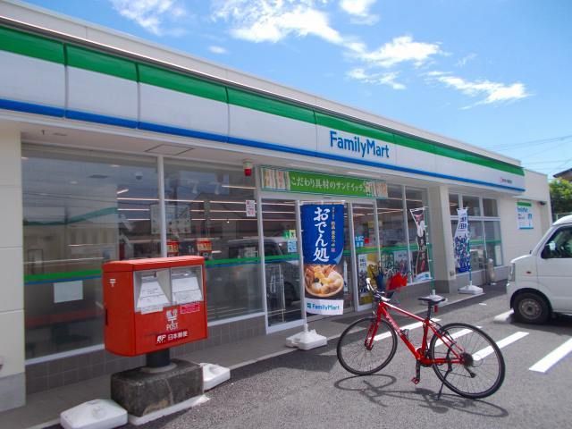 近くのファミリーマート濟々黌前店まで800m（徒歩10分）