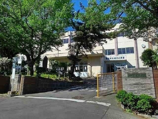 近くの秋田市立旭川小学校まで350m(徒歩5分)