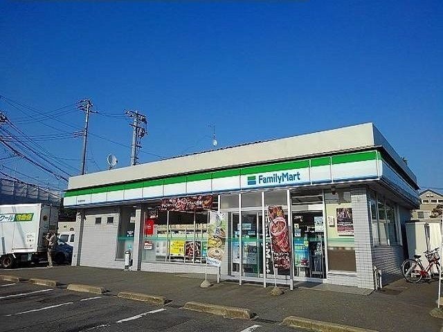 近くのファミリーマート 秋田高校前店まで550m(徒歩7分)