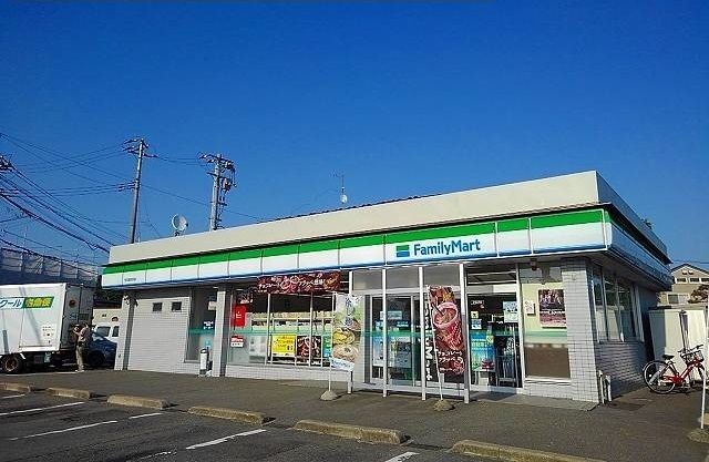 近くのコンビニまで550m（徒歩7分）