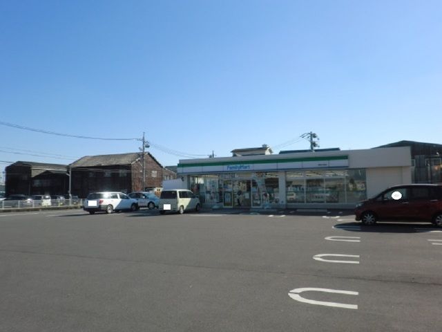 近くのファミリーマート桑名江場店まで400m（徒歩5分）