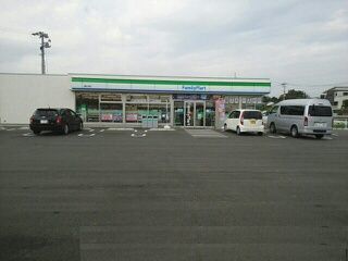 近くのファミリーマートまで140m（徒歩2分）