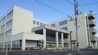 近くの旭川市立神楽岡小学校まで650m(徒歩9分)