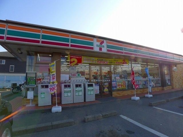 近くのセブンイレブン新里新川店まで700m（徒歩9分）