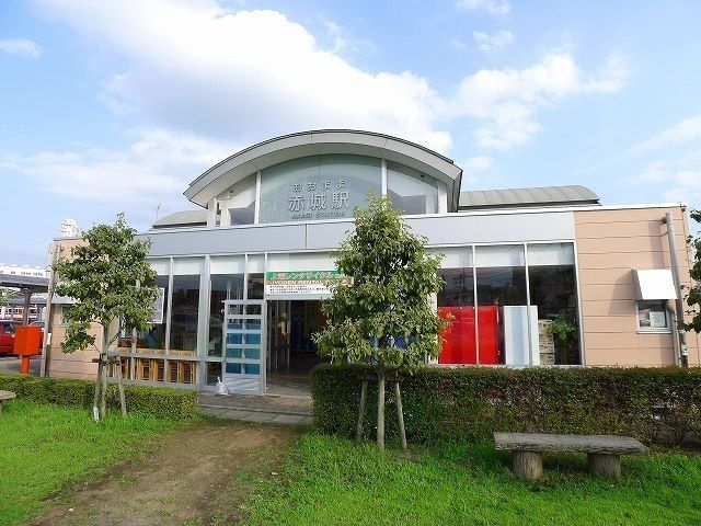 近くの東武桐生線・赤城駅まで1,100m（徒歩14分）