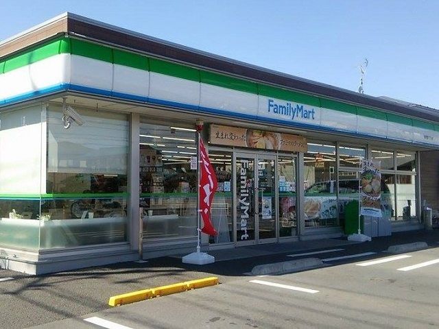近くのファミリーマートまで500m(徒歩7分)
