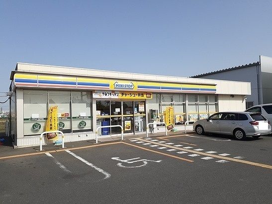近くのミニストップ三郷彦音店まで700m（徒歩9分）