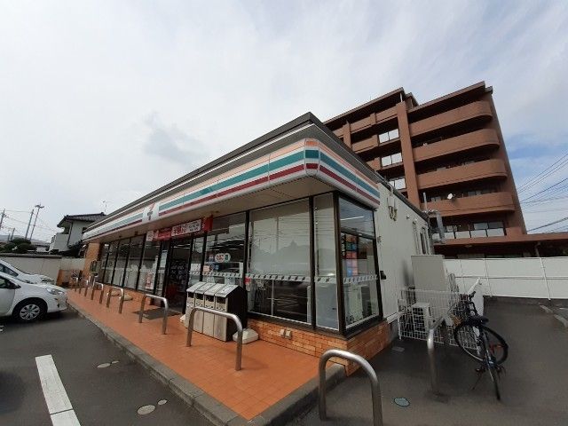 近くのコンビニまで550m（徒歩7分）