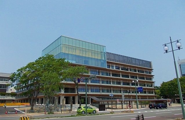 近くの秋田市役所まで850m（徒歩11分）