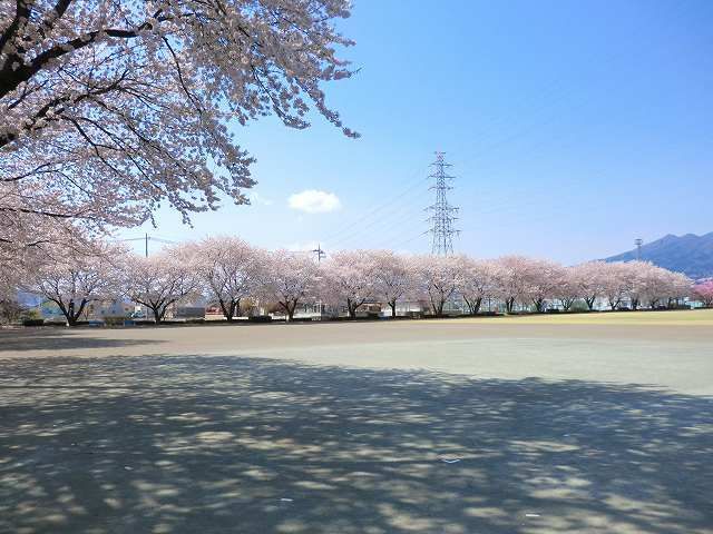 近くの子持ふれあい公園まで2,200m（徒歩28分）