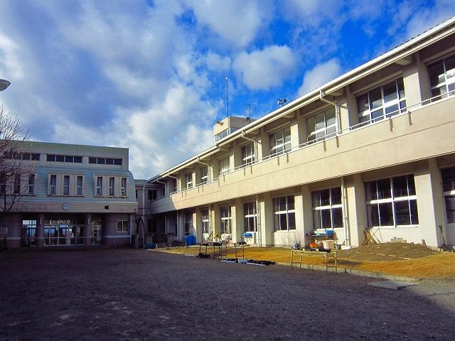 近くの佐久東小学校まで490m（徒歩7分）