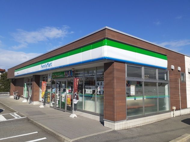 近くのファミリーマート黒部植木店まで800m（徒歩10分）