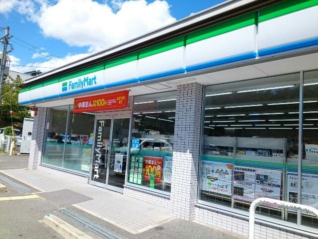 近くのコンビニまで220m（徒歩3分）