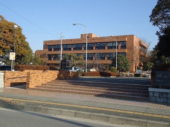 近くの西尾市立図書館まで800m（徒歩10分）
