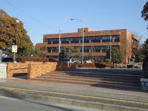 近くの西尾市立図書館まで650m（徒歩9分）