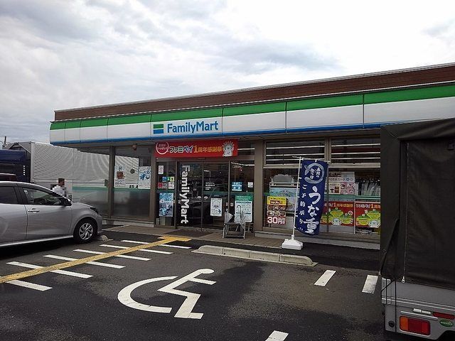 近くのファミリーマート越谷南荻島北店まで300m（徒歩4分）