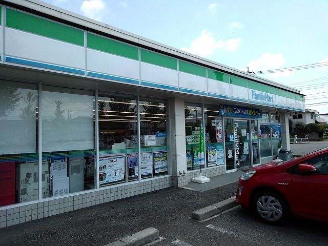 近くのファミリーマート甲府和戸店まで210m（徒歩3分）