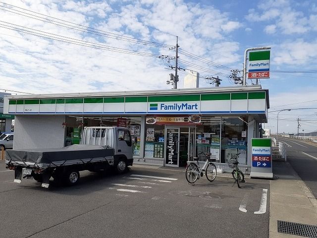 近くのファミリーマートさんまで900m（徒歩12分）