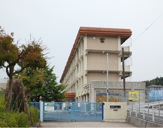 近くの五日市観音中学校まで850m（徒歩11分）