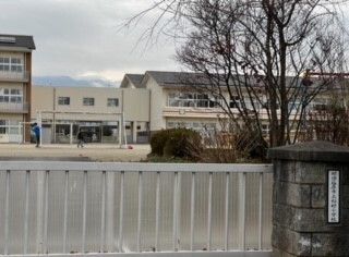 近くの稲村小学校まで850m(徒歩11分)