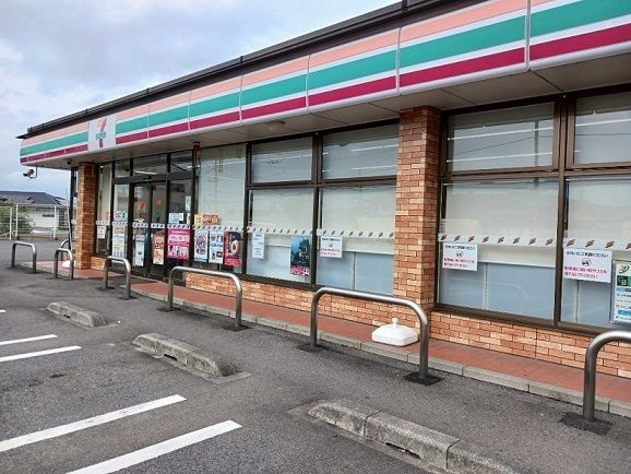 近くのセブンイレブン山名町店まで1,300m（徒歩17分）