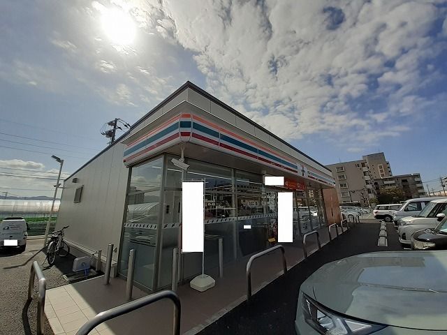 近くのセブンイレブン花鶴丘1丁目店まで280m（徒歩4分）