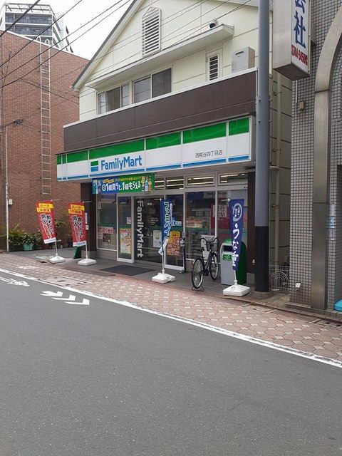 近くのファミリーマートまで162m（徒歩3分）