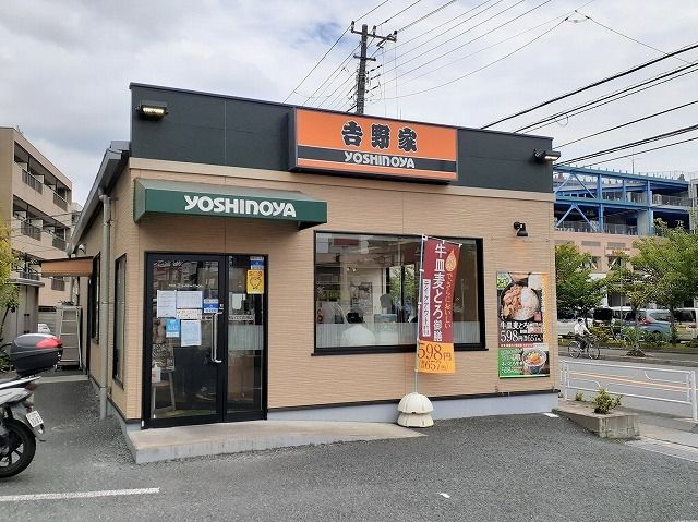 近くの飲食店まで700m（徒歩9分）