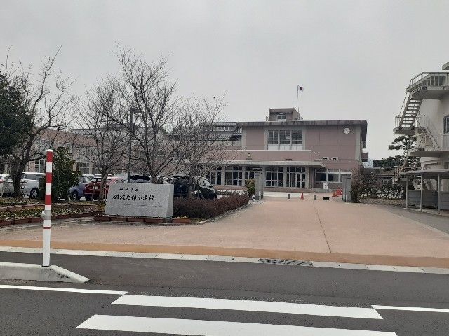 近くの砺波北部小学校まで1,500m(徒歩19分)