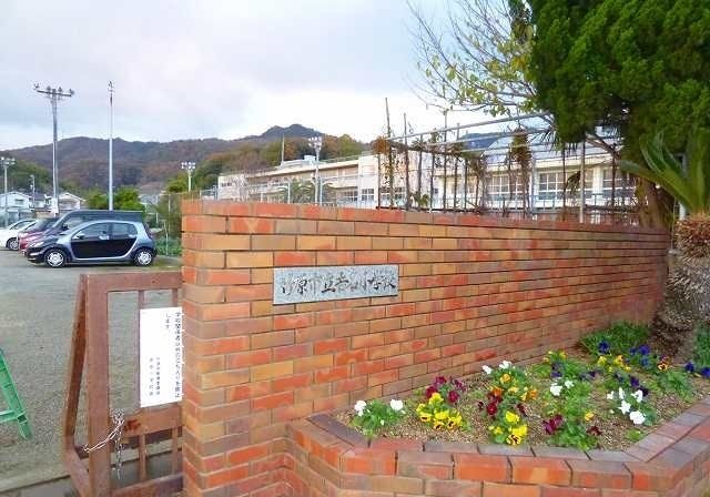 近くの吉名小学校まで250m(徒歩4分)