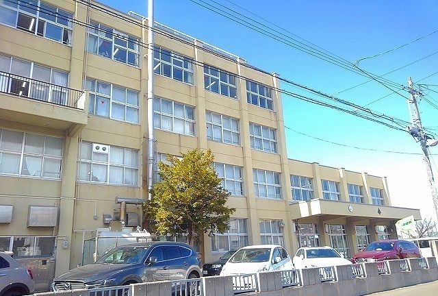 近くの光陽中学校まで150m（徒歩2分）