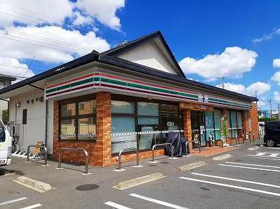 近くのコンビニまで650m（徒歩9分）