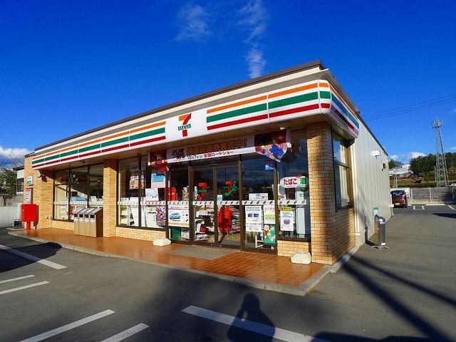 近くのセブンイレブン新里町小林店まで500m（徒歩7分）
