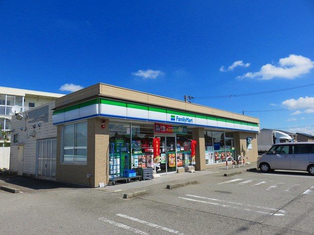 近くのファミリーマートまで240m（徒歩3分）