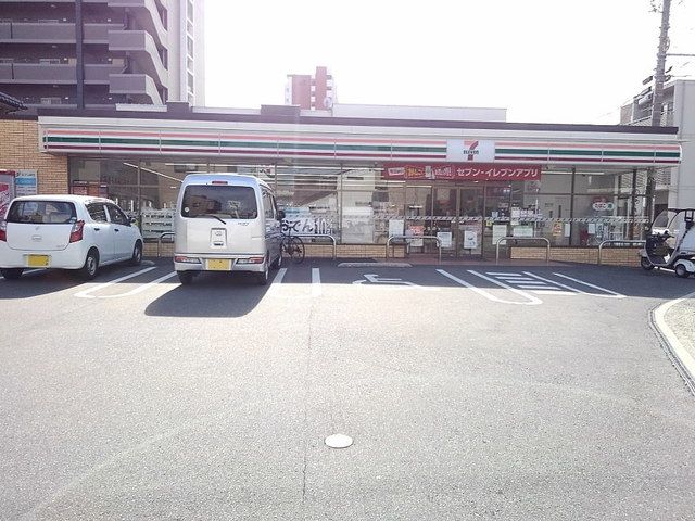近くのセブンイレブン博多堅粕３丁目店まで200m（徒歩3分）