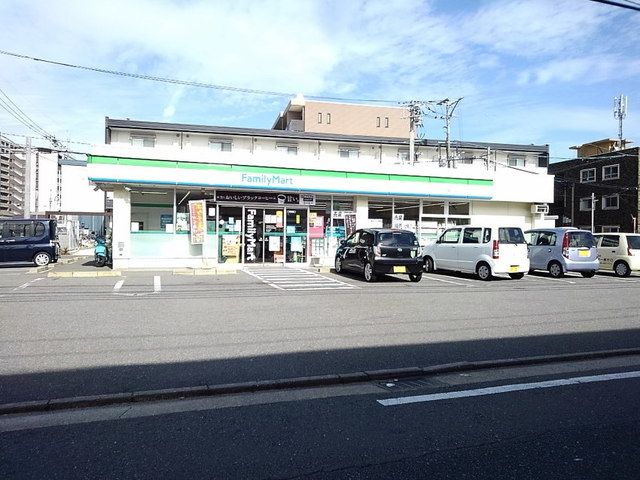 近くのファミリーマート博多吉塚３丁目まで550m（徒歩7分）