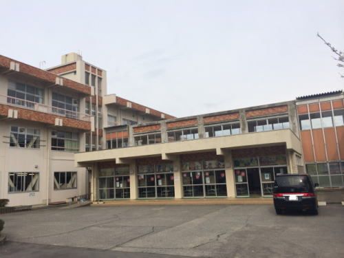 近くの金津小学校まで500m（徒歩7分）