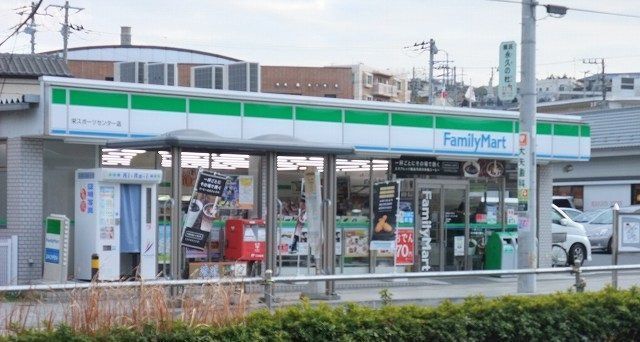近くのファミリーマートまで450m（徒歩6分）