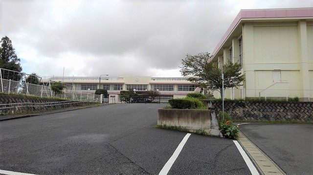 近くの久住小学校まで550m(徒歩7分)